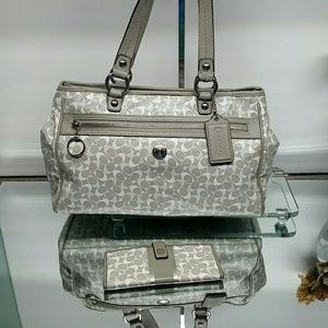 💖Price Firm SIGNATURE BAG & WALLET SET💖